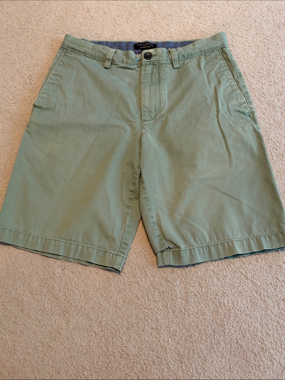 Banana Republic Light Olive Flat-Front cotton Chino Shorts in size 30